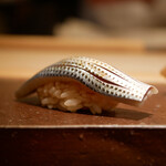 鮨菜 和喜智 - ◇小鰭
      脱水されてしっかりと味を高め、圧をかけると一気に溢れ出すキリッとした酸味。繊維の一つひとつにからはどこまでも味が湧き出す江戸前らしい〆方の握り。美味い！