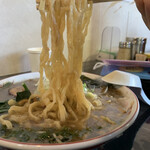 らー麺　Do・Ni・Bo - 平打ちのちぢれ麺をリフト⤴️