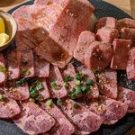 焼肉 牛猿 - タン盛り合わせ