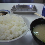 天麩羅処ひらお - まずは、ご飯、お味噌汁、天ぷらのツユ（大根おろし入り）