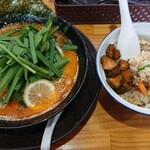 ブッチャーノ - ニラ辛担々麺850円 半炒飯350円