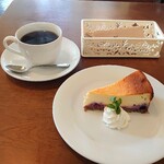 ペピタライオン - セットのミニデザートとドリンク。ベリーのチーズケーキとホットコーヒー