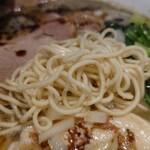 魚貝中華そば 西尾久さんご - 麺アップ