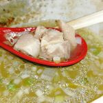 麺処さとう - つけダレの中に入っています
