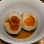 魚貝中華そば 西尾久さんご - 煮卵 断面