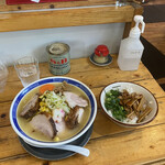 Atte Ri Men Kouji - タンメン追加チャーシューにネギメンマ丼の風景。普通の醤油ラーメンの方がオススメかなと