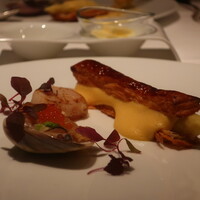 ル・ニコ・ア・オーミナミ - ホワイトアスパラガスのパイ仕立て 九十九里産蛤 帆立ソテー添えアップ