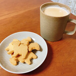 森のらくだ - らくだクッキー　10個入り396円税込とロイヤルミルクティー