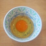 すき家 - 卵を割りました (2022.04.17)