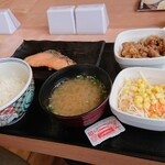 Yoshinoya - 注文した焼魚牛小鉢定食です。