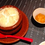 瀬里奈 - 新じゃが芋のオーブン焼きです。新じゃが芋に卵黄を混ぜて卵白を泡立てたもので蓋をしてあるのが特徴で、イカの塩辛が添えられています。