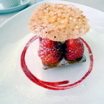 アルチザン・パティシエ・イタバシ - いちごタルト　周りのソースも香り豊か。