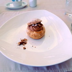 アルチザン・パティシエ・イタバシ - チョコレートシュークリーム　クラッシュアーモンドが添えてありました。