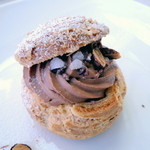 アルチザン・パティシエ・イタバシ - チョコレートシュークリーム　クリームがしっかりしていて、シューはサクサクでした。