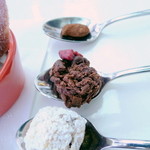 アルチザン・パティシエ・イタバシ - 赤いのは、ベリーのフリーズドライです。