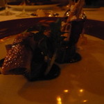 テラコヤ - 牛フィレのポワレ　リエーブルのシヴェ・ソース　リエットのクレープ巻きと根菜のチップを添えて