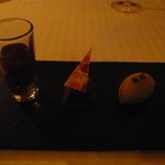 テラコヤ - ベルギーチョコレートのガナッシュ、リコリス（甘草）のアイスクリーム、スパイスをアンフュゼした赤ワインのカクテル