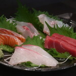 Izakaya Hiroki - カンパチ、サーモン、本鮪、真鯛、平目の盛合せ