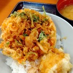 天丼てんや - 桜海老のかき揚げ丼。サービスのホタテの天ぷら(130円)付き。