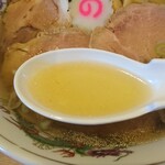 Oyama No Hatake - 地場産鶏、地場産野菜使用の透き通る様な黄金色のスープは、丁寧にアク取りをしてて雑味エグ味は皆無です。当然塩っぱくなく完飲確定スープ。