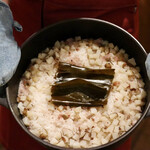 ルボ飯 - バーミキュラで炊いた桜の花びらの塩漬けと菊芋のご飯