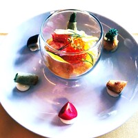 クイーン・アリス 横浜店 - 新タマネギのムースとコンソメゼリー、ズワイガニとフレンチキャビア