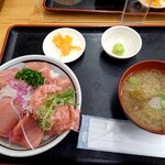 みなと市場 小松鮪専門店 - みんな丼