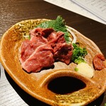 佐藤商店 - 馬刺しはぷりぷり！焼酎とよく合う。