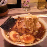 春木屋 - 中華そば￥650の中太縮れ麺（H21.12.17撮影）