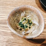 根津 焼鳥 照隅 - 新玉ねぎと鳥の胸腺和え