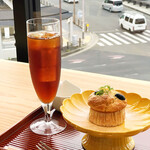 Cafe ふふふあん - アイスコーヒーとマフィンと五条大橋