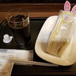 CAFFE VELOCE - アイスコーヒー＆タマゴツナミックスサンド。