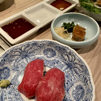 雪月花 大野店 - 銘柄牛炙り握り寿司、キムチ盛り合わせ