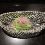 土方 - うすいえんどうの豆腐と昆布〆した白海老