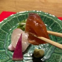 賛否両論 名古屋 - おまかせコース（税込 3,900円）評価＝◎：【お造り】三重県産の真鯛と愛知県産の絹姫マス