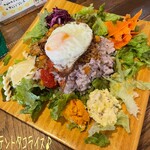 タマエテント - テントタコライス(830円/スープ付)はタコライスの周りにサラダが添えられて目玉焼きが乗ってる♪
            カボチャ、ポテト、マカロニとカブ、ニンジン、紫キャベツサラダと少しずつ色とりどりに添えられてて賑やか！