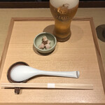 ニッポン ラーメン 凛 トウキョウ - ビールにちょっとしたおつまみが付いてくるのが嬉しいですね