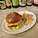 ビア パブ カムデン - チーズバーガー ＋ ポテト