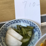 Minamiguchi Shiyokudou - お新香の裏に奥床しく手書きの伝票　710円
      
      ありがたいありがたい。
      
      おじやん！おばやん！いつまでもお元気で…
      
      八王子に近いオッサン達は応援にいきましょ！