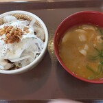 すき家 - 料理写真:クリーミーオニサラ牛丼ミニと豚汁