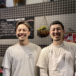 Pizzeria Parentesi - 右がオーナーシェフの岡井さん、左はシェフの弟様、お二人に写真掲載許可をいただきました。
      ご兄弟仲良く息の合ったお店がアットホームな雰囲気で素敵でした。
      ここのピッツァ、めちゃくちゃ美味しかったですよ♪