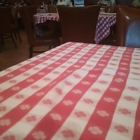 グランド・セントラル・オイスターバー&レストラン 品川店 - チェックのクロスが引かれた机