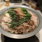 Nishi Azabu Gokuu - 生もつ鍋 醤油
                        国産和牛もつ、ニラ、豆腐、キャベツ、ごぼう