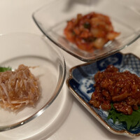 西麻布 吾空 - 突き出し三種
                    梅水晶、チャンジャ、白菜キムチ
