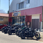 Tumbleweed burgers cafe - お店外観　ハーレーがずらりと　かっこいい！