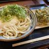 Marugame Seimen - 今日は、半熟たまごととろろが入った冷しとろ玉大盛(610円)に、揚げ物コーナーから、みつ葉と小海老のかき揚げ(160円)をチョイス。
