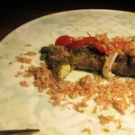 yokoyama - 烏賊墨の衣で揚げたホワイトアスパラ 一夜星の烏賊  あん肝と仔羊の腸詰ソーセージ 木の芽 フルーツトマト