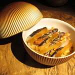 yokoyama - 鰆の藁と桜チップの香りを付けたスモーク  新ジャガと新玉ねぎのソース 唐墨 ナッツ グリーンピース