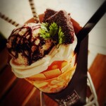 クレープアンドカフェ ヴァーチュ - 2022.4 ブラウニーショコラ(￥570)、クッキーズバニラ トッピング(￥160)。
      加工の仕方が毎回違うのは許してください笑