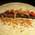 yokoyama - 烏賊墨の衣で揚げたホワイトアスパラ 一夜星の烏賊  あん肝と仔羊の腸詰ソーセージ 木の芽 フルーツトマト